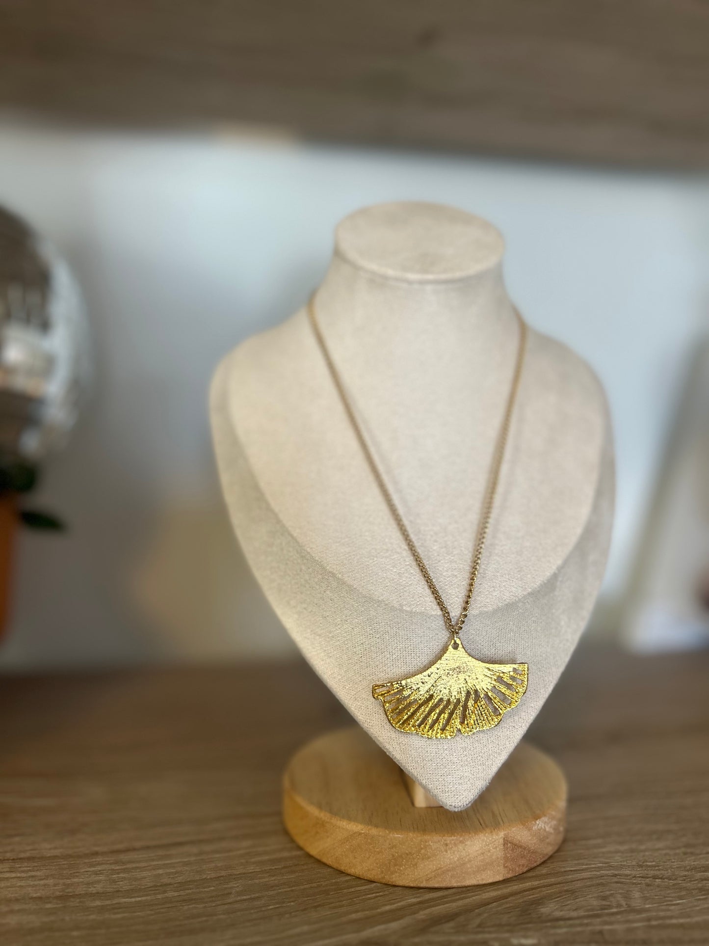 Single Leaf Ginko Pendant Necklace